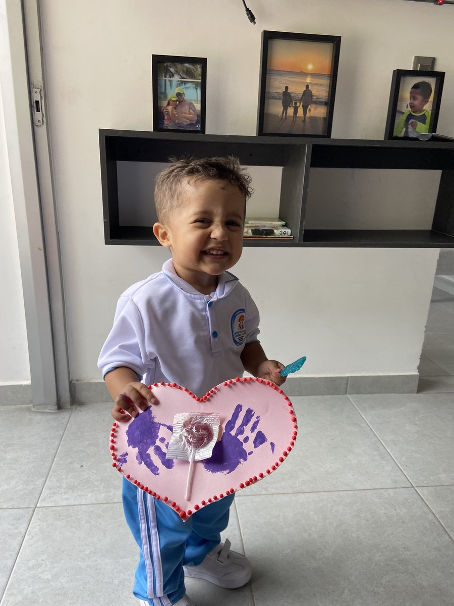 Mi hijo me tiene sentimental, hoy me llegó con su primer trabajito hecho por él para mi lo amo locamente siempre será mi mejor decisión.
Les recomiendo no saltarse esta parte de su etapa