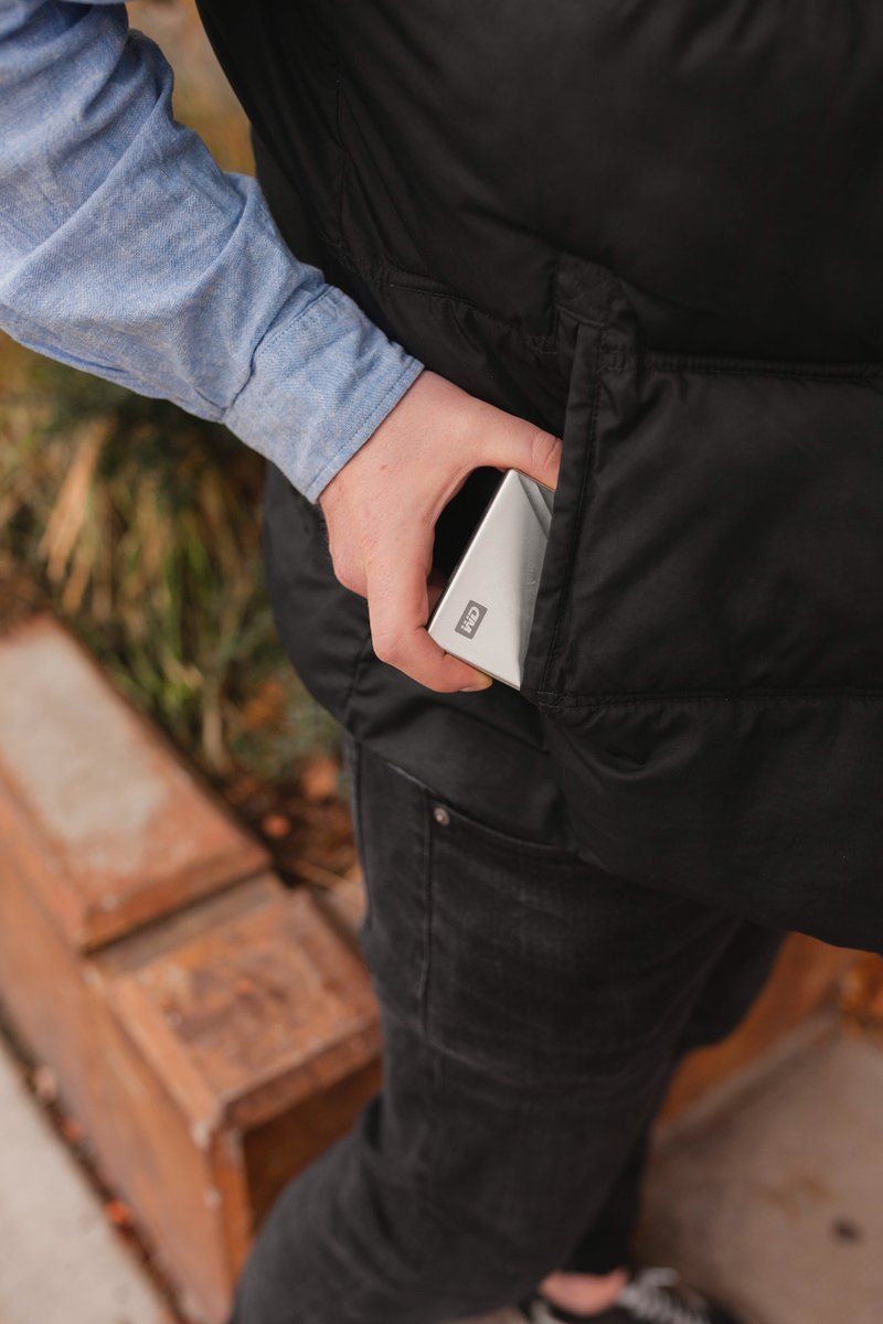 Leve seu mundo digital para onde quiser com o #MyPassport da WD. Leve, compacto e tão portátil que cabe em qualquer bolso. O aliado perfeito para ter seus dados sempre à mão! 💾 #BackupComWD