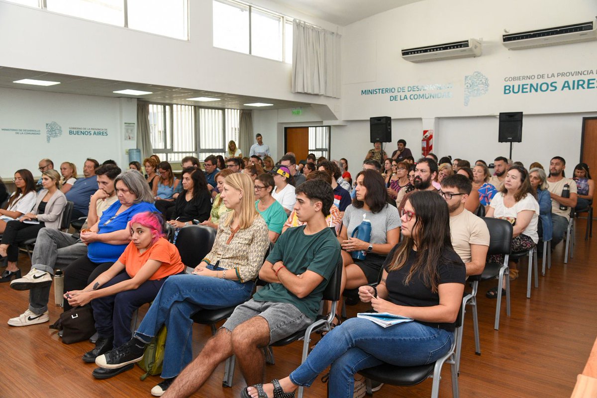 MinDesarrolloBA's tweet photo. Durante el año pasado, se realizaron capacitaciones a empleados y funcionarios públicos de más de 20 distritos, a organismos provinciales y a miembros del Consejo Provincial para Personas con Discapacidad (COPRODIS). https://t.co/VwvXg2DlPz