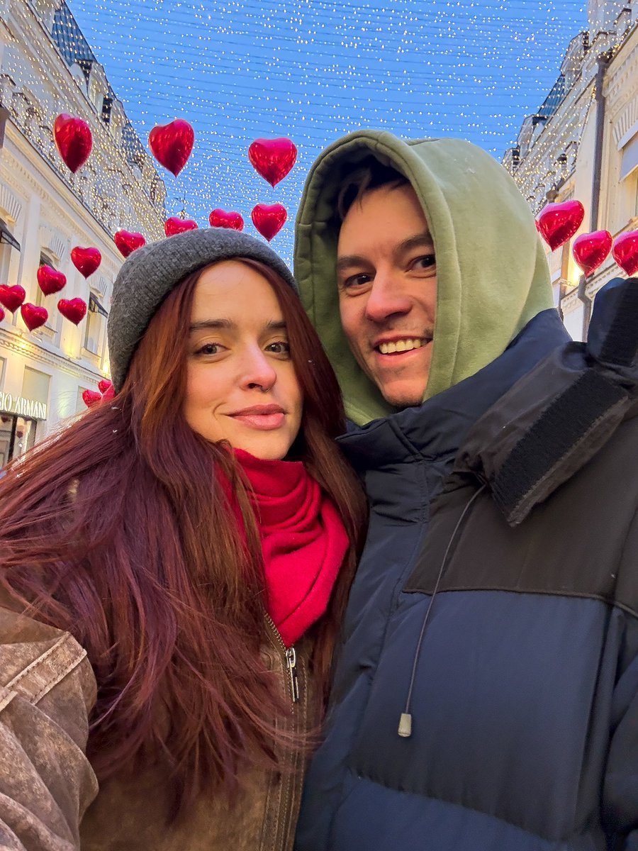 Год вместе 
Моя операция
Лечение длинной в год
Его стройка
Мой ремонт
Открытия двух бизнесов
Падения и взлеты
Решения о конкретном будущем
Споры и 1 ссора
Мы прошли за этот год ,то что другие пытаются сделать годами
Сами того не понимая выстраивали крепкие отношения
Я люблю тебя