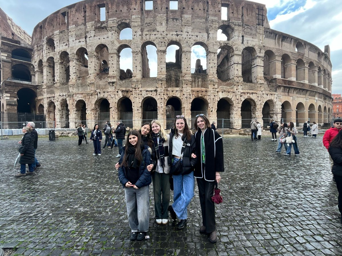 stcatherinessch's tweet image. A wonderful tour of the Colesseum and Roman Forum and a delicious lunch of pasta and pizza. 😍 What an amazing way to spend Valentine&apos;s Day! 💕 Even the rain can&apos;t dampen our happy time. 🎀 #SCSdeedsnotwords #SCSGirlsEducation #SCSSixthForm