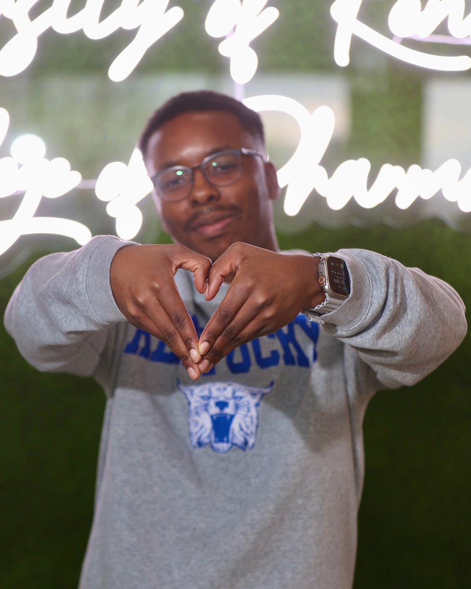 UK_COP's tweet photo. Roses are red, Wildcats are blue,
The way that you do this depends on your crew.  No matter the style, no matter the way, A heart is a heart at the end of the day!

#HappyValentinesDay to our UK pharmacy family. WE 💙 YOU ALL!

@universityofky #BBN https://t.co/z4zG0WJxvX