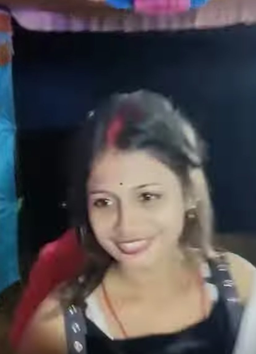बिहार में स्टेज डांस चल रहा था ! बहुत देर से एक युवक बंगाल की खूबसूरत डांसर को निहार रहा था डांसर भी इंटरेस्टेड थी फिर क्या युवक ने भरी स्टेज पर डांसर की मांग में सिंदूर भर दिया ! दोनों काफी खुश नजर आ रहे थे
बिहार में कल लोन वाली शादी चर्चा में थी आज डांसर वाली शादी चर्चा में है