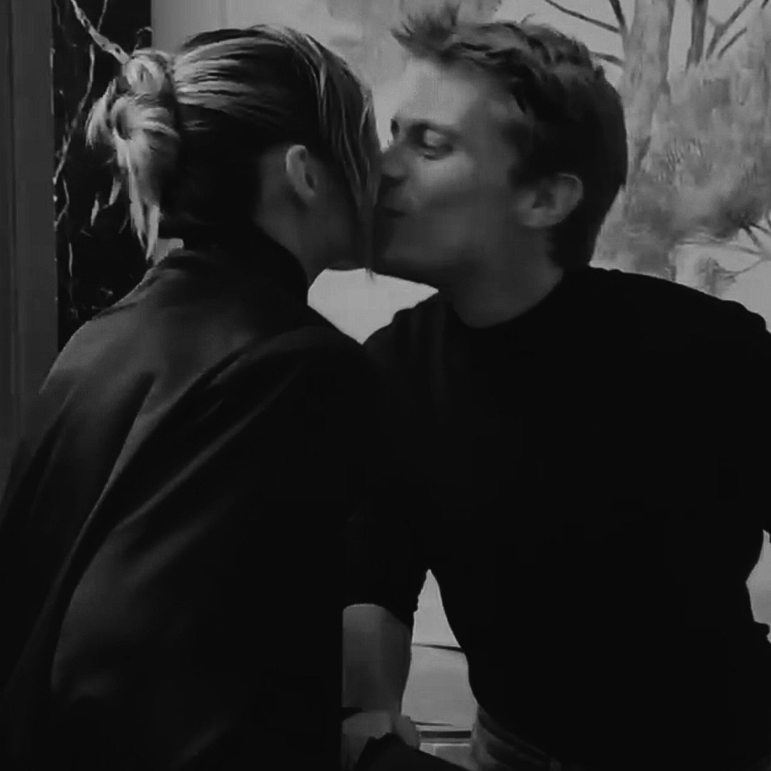 ㅤ
любовь, говорят, три года живёт. 
ㅤㅤ ㅤㅤмы не верим. 
ㅤ