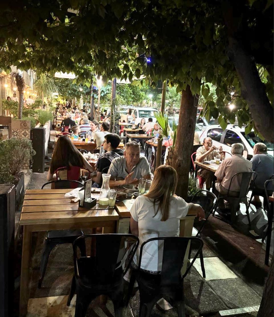 wine_cowboy_'s tweet image. I’m going to come out and say it. 

Most Argentine middle class I see have a better quality of life than their American counterparts.

It’s not uncommon for middle class here to have cooks/cleaners and nannies for their kids. In this area, they take time off in the afternoon to…