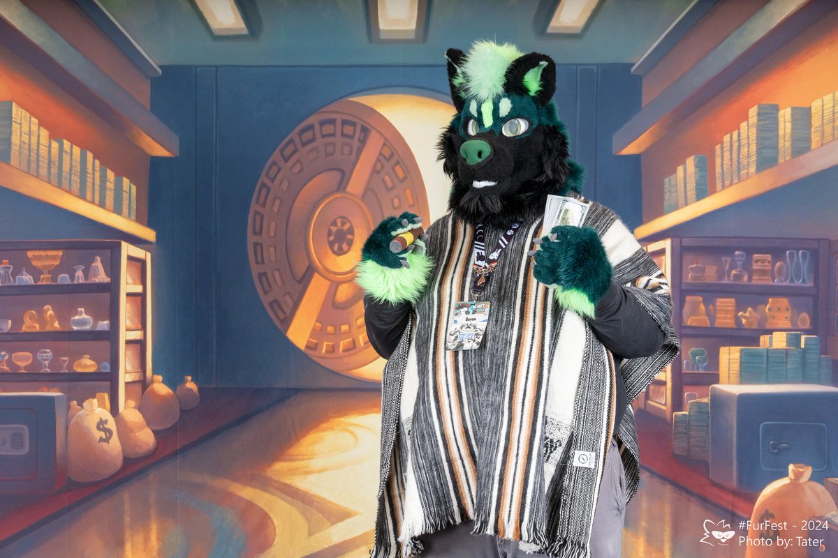 Bayou "found" some cash lying around, time to spoil the pack on Valentines Day
#FursuitsFriday #Fursuit #Poncho #MFF2024