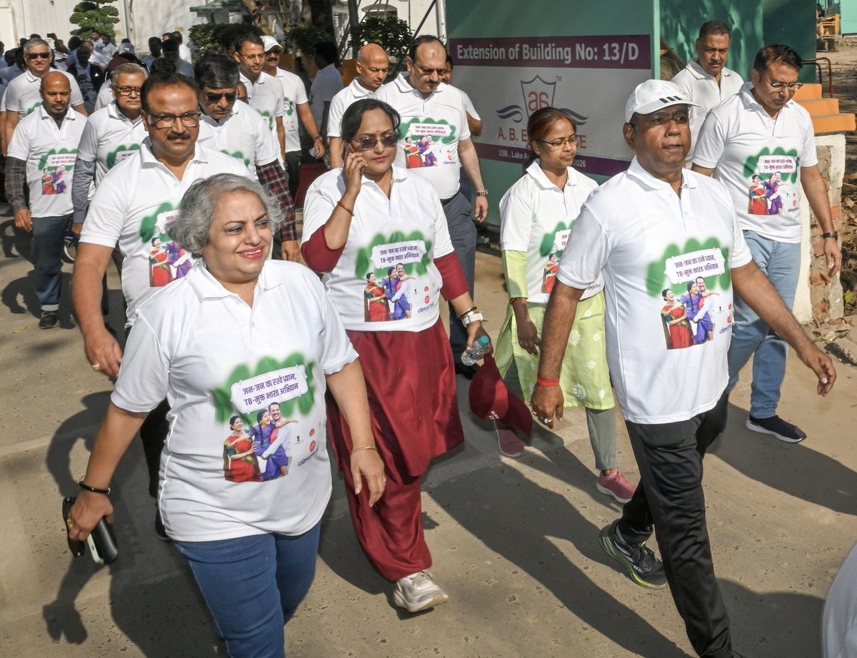 Railwhispers's tweet photo. #AnilKumarMishra, @GMSERAILWAY leading a #Walkathon along with Dr. Anjana Malhotra, #PCMD &amp; all other PHODs, Departmental Officers &amp; Staff of @serailwaykol HQs, Garden Reach, Kolkata as a part of the 100 day #TB elimination campaign.
@RailMinIndia @AshwiniVaishnaw @MoHFW_INDIA https://t.co/nn40ZhR5IB