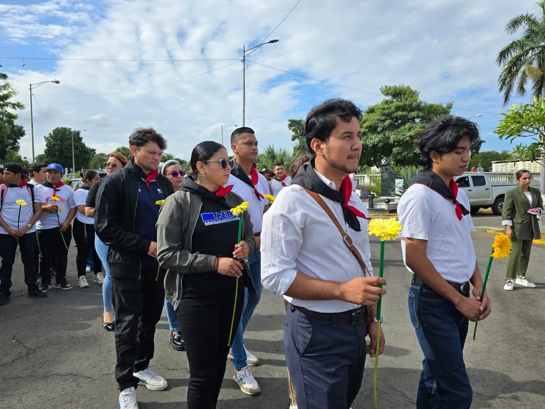 1/3 💐 La Juventud Sandinista conmemoró este 14 de febrero el 37 aniversario del tránsito a la inmortalidad de Nora Astorga en el Cementerio General de #Managua 🌹.

🌟 Su hijo, Alberto Astorga, agradeció al Gobierno Sandinista por mantener viva la memoria de su madre.