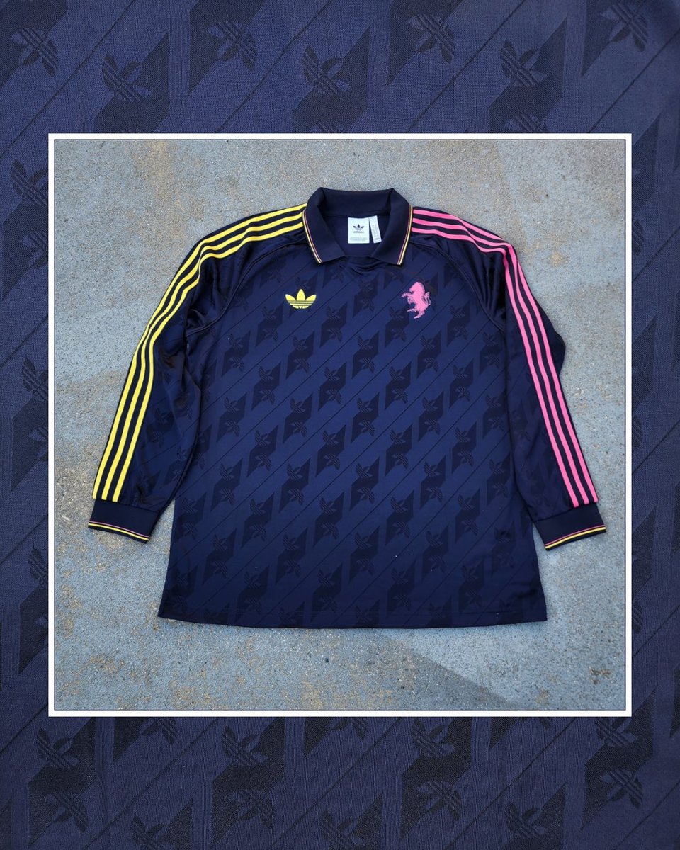 Dhem_boost's tweet photo. #KitOfTheDay 👉🏼 @Juventusfc; 24-25 ‘LFSTLR’ Kit by @adidasoriginals; Bought from Goalinn
#JuventusFC / #Sponsorless / #AdidasFootball / #LFSTLRKit / #MadeForTheCulture / #ForzaJuve / #ImpossibleIsNothing / #Goalinn / #FinoAllaFine / #Bianconeri / #CreatedWithAdidas / #BadgePorn https://t.co/Kgzu9oSa5x