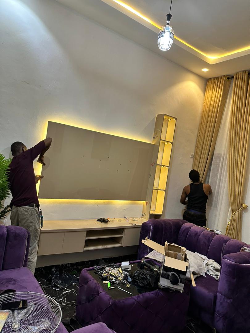 raphaelchiemez1's tweet image. Igbo boys in electrical and interior work 😄