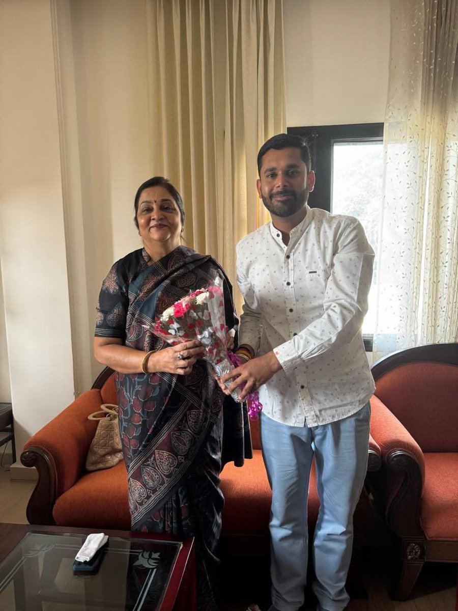 rishav_pandav's tweet image. @INCIndia की वरिष्ठ नेत्री,राज्यसभा सांसद आदरणीय श्रीमती @rajanipatil_in जी को पुनः हिमाचल कांग्रेस का प्रभारी बनने पर हार्दिक बधाई एवं शुभकामनाएंँ🙏
#Heartiest_Congratulations_Mam

रिशव पांडव
पूर्व प्रदेश सचिव @INCHimachal
बैजनाथ विधानसभा क्षेत्र

@RahulGandhi @SukhuSukhvinder