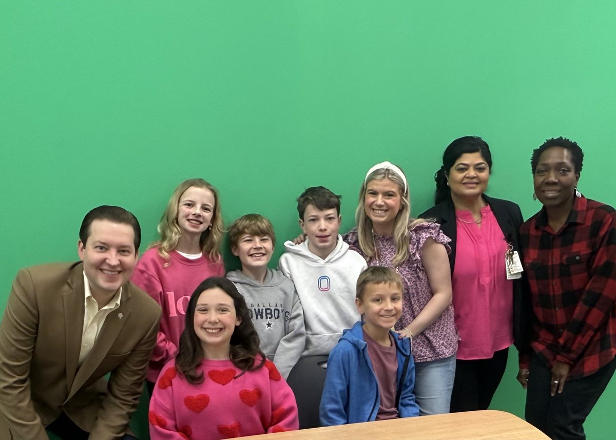 DrRockwood's tweet image. It was fun to visit with these talented students this morning! 🐶🎥👏 #HPISD #BulldogNews