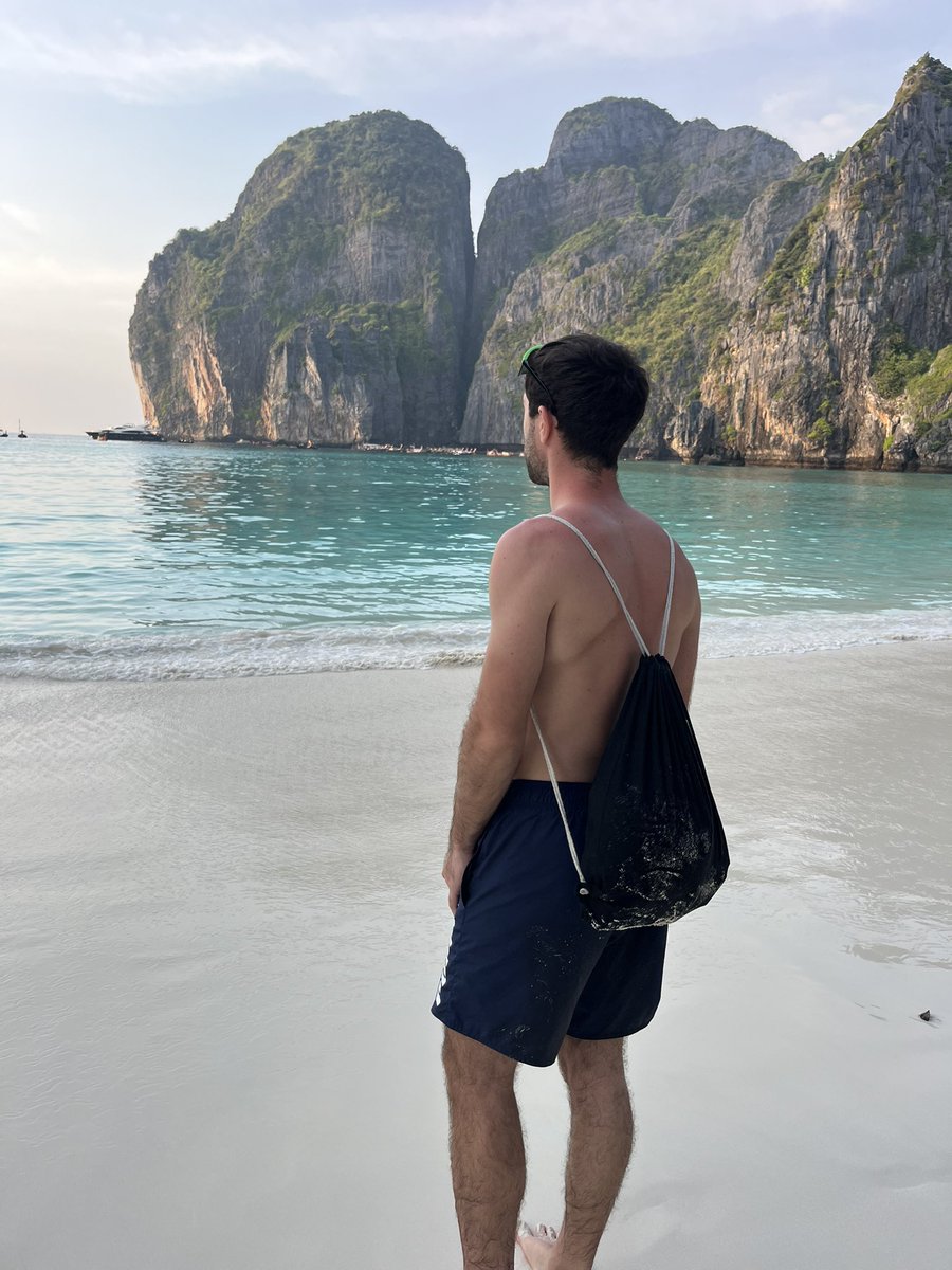 mart_rin's tweet image. Looking for my Valentine… but all I see is the deep, endless sea, just like my single status 🌊💔