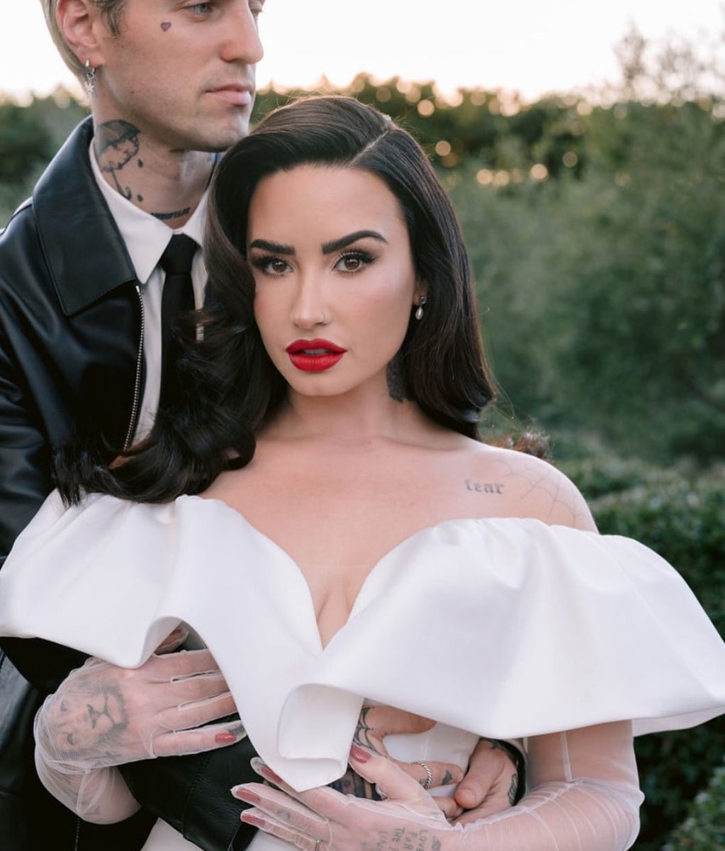 easycries's tweet image. oh she deserves the whole entire world i love her soooo much 🤍