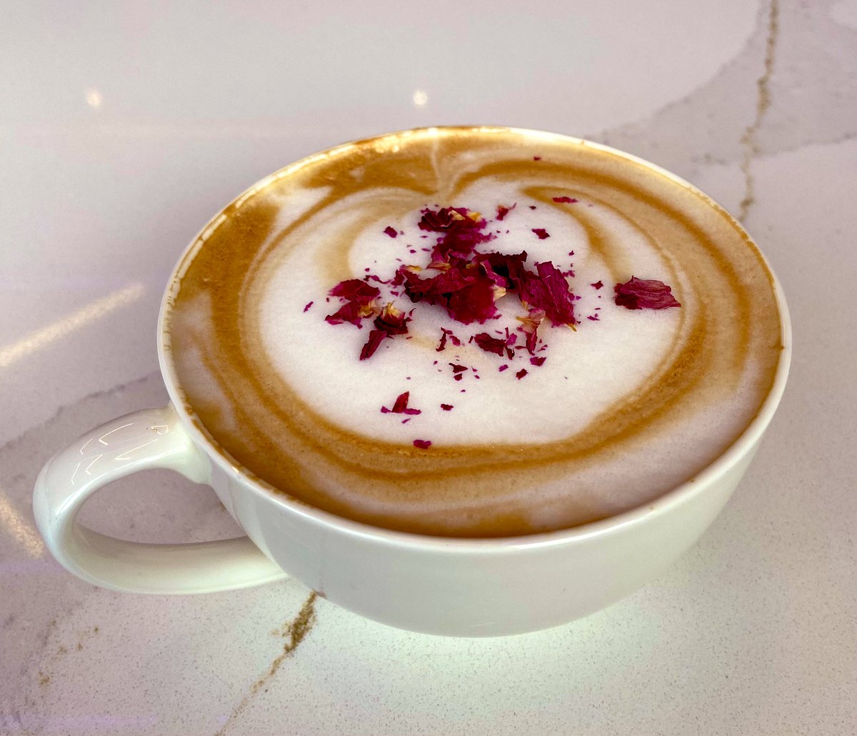 DaniInGeneral's tweet image. 💗🌹☕️