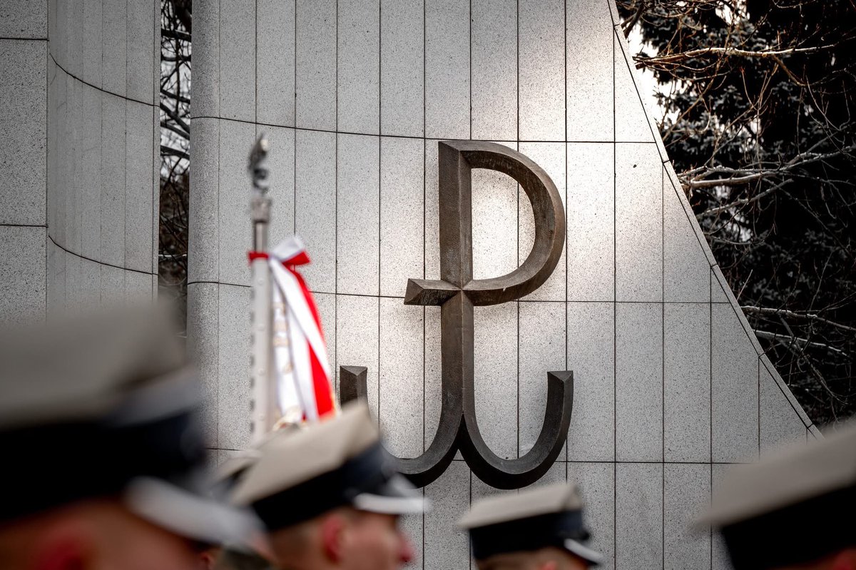Kombatanci's tweet photo. #Warszawa Przed Pomnikiem Polskiego Państwa Podziemnego i Armii Krajowej w Warszawie odbyły się główne uroczystości pierwszych obchodów Narodowego Dnia Pamięci Żołnierzy Armii Krajowej organizowane przez @Kombatanci. 

Więcej: https://t.co/UzBkFhQTUN https://t.co/cxNTB8sjvI
