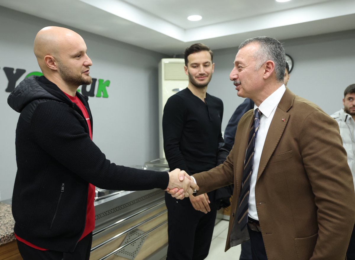 tahirbuyukakin's tweet photo. Kocaelispor’umuzun yarın oynayacağı Çorum maçı öncesinde kampı ziyaret ederek Kulüp Başkanımız, teknik heyetimiz ve futbolcularımızla bir araya geldik.
Bugünlere gelmek için hep birlikte çok çalıştık, büyük emek verdik. Hep bu anların hayalini kurduk. Şimdi, bu hayali yıkmaya ve bizi şampiyonluk hedefinden uzaklaştıracak hiçbir şeye izin vermeyiz.
Biz inandık, siz de inanın! Biz her zaman takımımızın yanında olmaya her zaman devam edeceğiz.