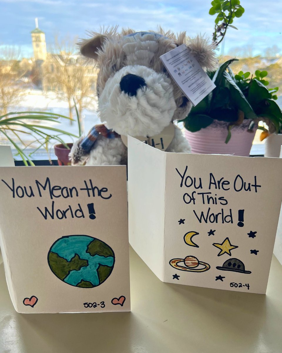 Happy #ValentinesDay from the unit that knows how to “spread the love!”

Justine Carlson, the #myKHSC recreational therapist on Davies 5, teamed up with kind-hearted volunteers to create lovely cards and give bears to brighten patients’ days.

🎉We proudly celebrate the vital
