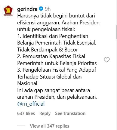 yanuarnugroho's tweet photo. Apakah ada 'bubble' di seputar Presiden @prabowo? 

Isi berita di @detikcom ini (https://t.co/q2m0Rg8jJe) yang juga banyak diberitakan media lain, membuat saya bertanya-tanya: apakah memang pak @prabowo betul2 di-gatekeep bahkan dari berita, media sosial, atau kenyataan di lapangan ya? 

Berita ini menujukkan sepertinya Prabowo betul-betul tidak tahu apa yang terjadi di lapangan (kecuali dia berbohong, atau pura-pura tidak tahu -- tapi saya amat ragu itu). Ini semua seperti menggambarkan adanya 'bubble' di sekitar Presiden.

Posting @Gerindra juga mengindikasikan itu, dari yang ditulis, "Harusnya tidak begini buntut dari efisiensi anggaran..." saat merespon dampak efisiensi (baca: pemangkasan) anggaran K/L. Perhatikan kata kunci: 'harusnya'.  Ini menunjukkan baik @prabowo maupun @Gerindra seperti hidup dalam dunia realitas yang berbeda.

Jika Prabowo bisa bicara seperti itu (lihat artikel di Detik tadi), dan asumsinya dia genuine --tidak bohong dan tidak dibuat-buat--  itu berarti apa yang dia ketahui adalah dampak pemotongan itu "hanya memotong lemak, bukan otot" (seperti diklaim PCO/Kantor Komunikasi Presiden) -- bahwa yang  dipotong itu perjadin, kunker, FGD. Jadi, Prabowo sungguh tidak tahu bahwa banyak kementerian dan lembaga literally harus WFH dan listrik dimatikan, tidak tahu kendaraan jemputan yang amat membantu ASN rendahan ditiadakan, (kemarin) tidak tahu beasiswa harus diputus, (kemarin) tidak tahu PHK honorer harus terjadi, dst., dst., dst.

Semoga yang saya khawatirkan tentang 'bubble' di sekitar presiden ini salah. Semoga. Karena jika benar, negeri ini dan kita dalam bahaya besar.  

Semoga Tuhan tetap menjaga kita semua.