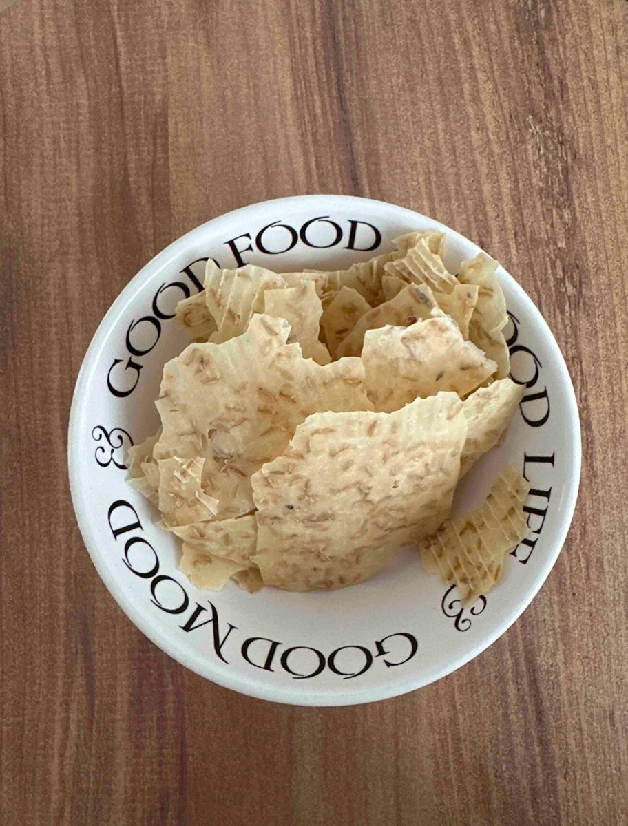 Maraşlı arkadaşım memleketten gelirken bana getirmiş. Hayatımda ilk defa tarhana cipsi yedim, herkesin muhakkak denemesi lazım. Daha önce yediği şeylere şükür etmek için.