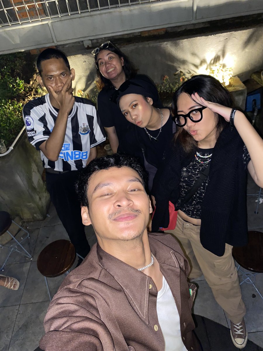 fara 🏰 tweet media