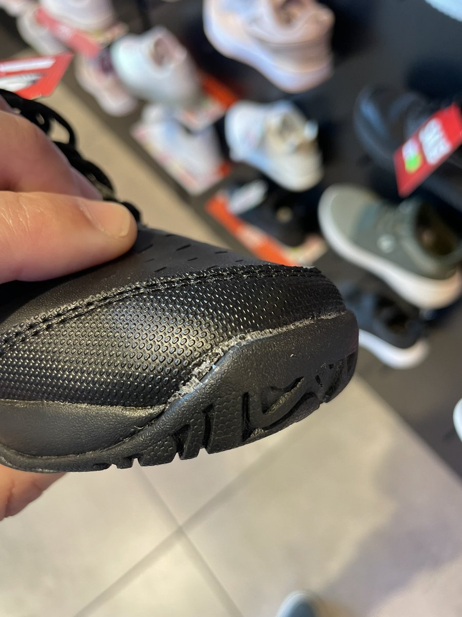 sebamarucci's tweet photo. En otro episodio de cazando en el zoológico… zapatillas @TopperArgentina de malísima calidad a más de 40 dólares. https://t.co/9seOMmF6Zl