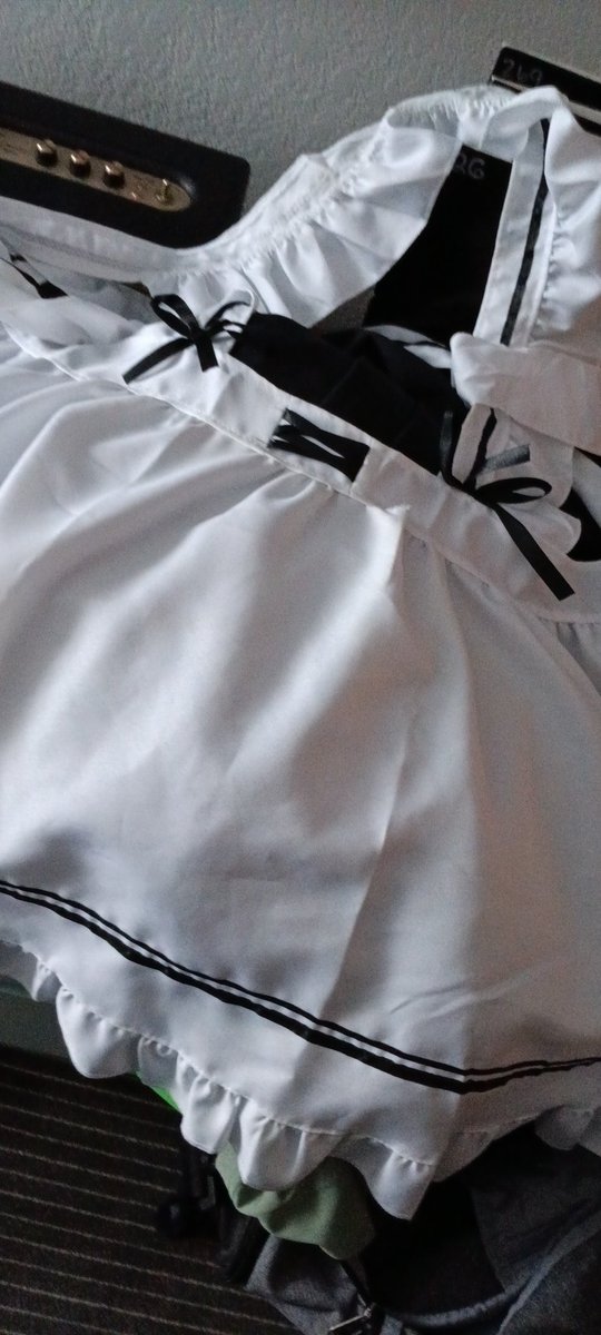 Okay hear me out.

IF AND ONLY IF UNWANTED MAKES IT TO THE FINALS:

I will wear the maid outfit to the final day of S.I.