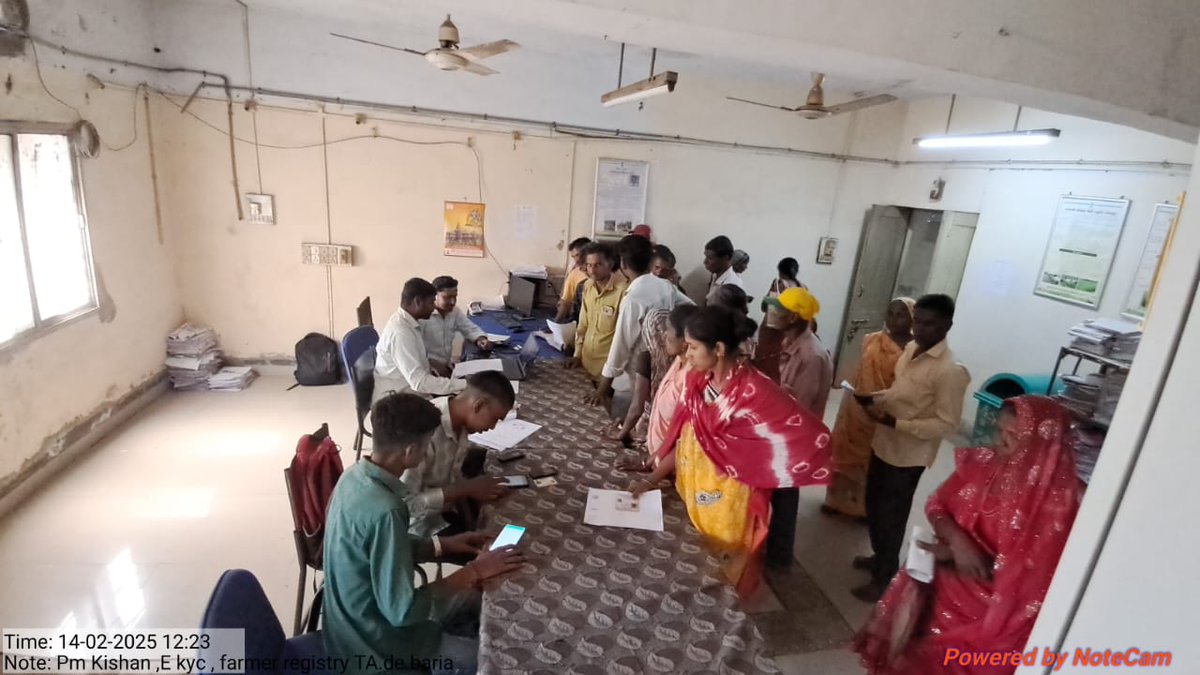 🌾ખેતીલક્ષી સરકારી યોજનાનો લાભ લેવા માટે દરેક ખેડૂત ખાતેદારને ખેડૂત નોંધણી કરાવવી અનિવાર્ય છે તેથી દાહોદ જિલ્લાનાં  ખેતીવાડી શાખાના તમામ સ્ટાફ દ્વારા ફાર્મર રજિસ્ટ્રી (ખેડૂત ઓળખ કાર્ડ)ની કામગીરી હાથ ધરવામાં આવી