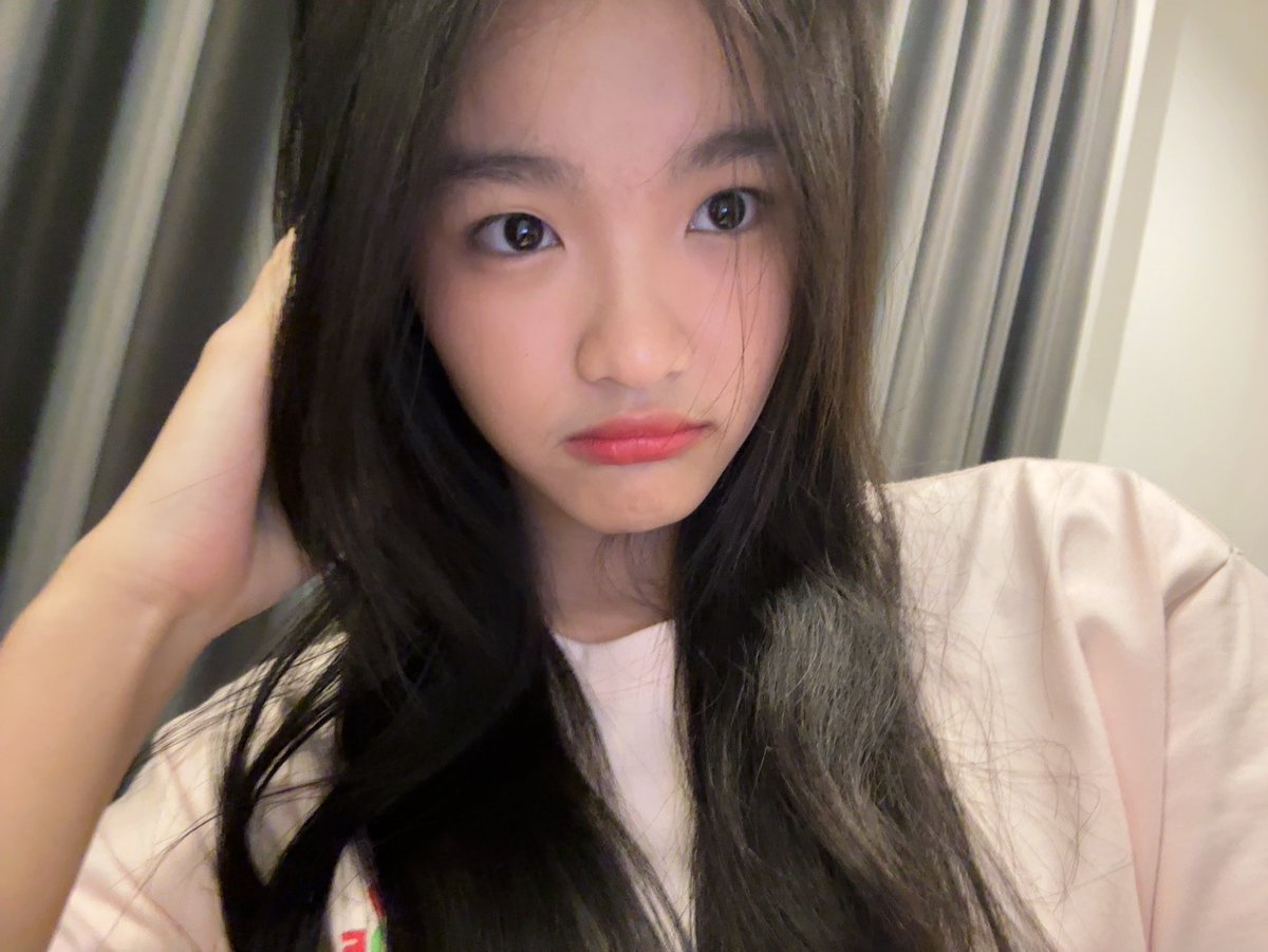 CErine_JKT48's tweet photo. terimakasihhh yeorobun idn live nyaaa! #diesvenerine https://t.co/DsM5wy626a