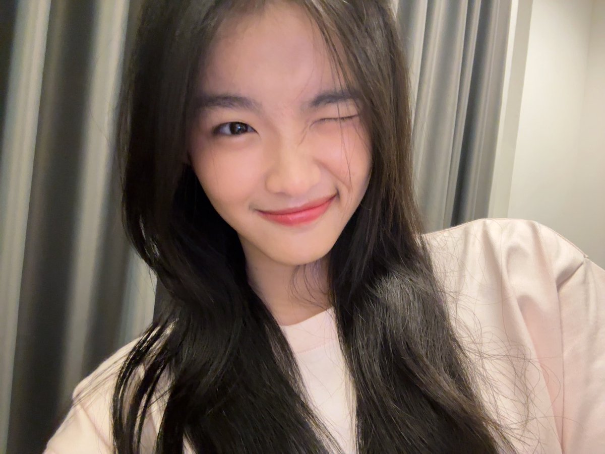 CErine_JKT48's tweet photo. terimakasihhh yeorobun idn live nyaaa! #diesvenerine https://t.co/DsM5wy626a