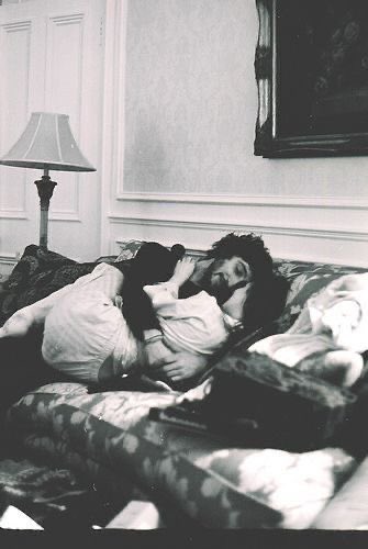 Lo que mucha gente llama amar consiste en elegir una mujer y casarse con ella. La eligen, te lo juro, los he visto. Como si se pudiera elegir en el amor, como si no fuera un rayo que te parte los huesos y te deja estaqueado en la mitad del patio. Vos dirás que la eligen