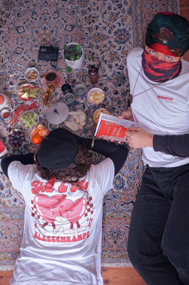 HOL DEIN MIGRANTIFA T-SHIRT🤝🏽

Wir waren fleißig und haben zwei T-Shirts für euch entworfen! Kommt zu unseren offiziellen öffentlichen Veranstaltungen und schappt euch Shirts: 

💰Empfehlung: 20-30€+
Größen reichen von S-XXL

Gönnt euch ein Shirt so lange der Vorrat reicht❤️‍🔥