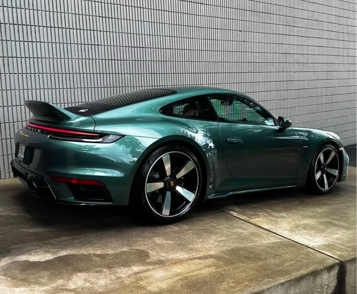 PorscheCIub's tweet photo. Paint-to-Sample Malachite Green 992 Sport Classic https://t.co/GYG2lFqCRT