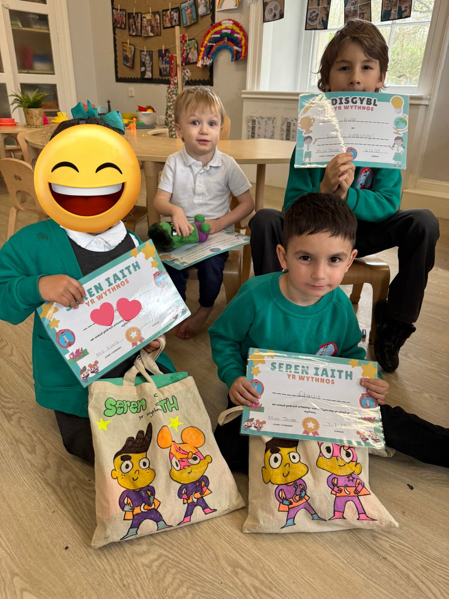 Llongyfarchiadau enfawr i Sêr Iaith a Dysgwyr yr Wythnos!🌟Rydych chi'n wych!👏💚#siarteriaithtredegar 🏴󠁧󠁢󠁷󠁬󠁳󠁿@EAS_Cymraeg <a href="/bro_helyg/">Bro_Helyg</a>