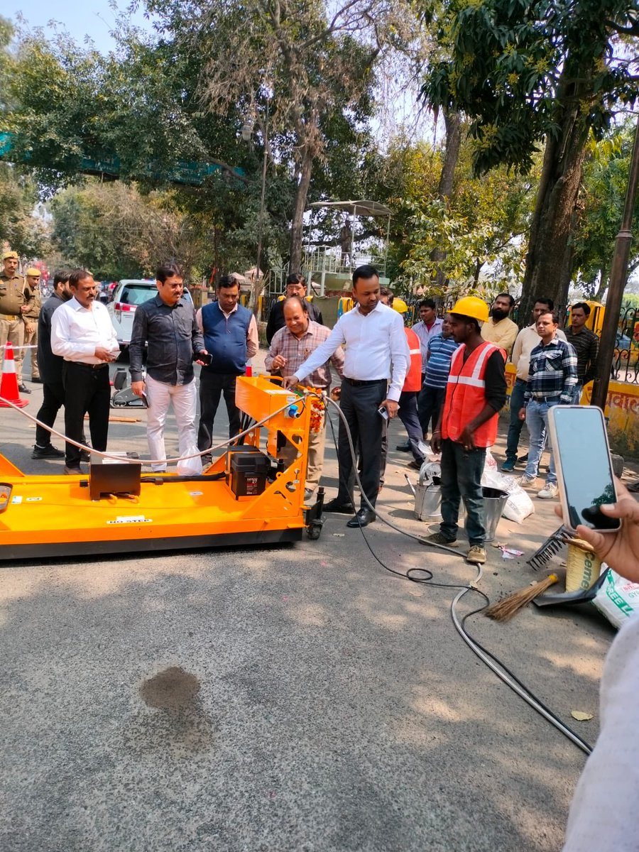 NagarVikas_UP's tweet photo. 🚦मुरादाबाद की सड़कों पर अब नहीं होंगे झटके – सफर होगा सुगम और सुरक्षित! 🛣️✅

👉 गड्ढे हुए गायब, सफर बना आरामदायक!
नगर निगम मुरादाबाद की अत्याधुनिक पॉटहोल रिपेयरिंग मशीन ने 600+ गड्ढों की मरम्मत और 5000+ वर्ग मीटर सड़कों का सुधार कर शहरवासियों को दी राहत! अब सफर होगा बिना रुकावट और धूल रहित! 🚗🌿

🔹 एमिशन-फ्री तकनीक से स्वच्छ, धूल-मुक्त मार्ग 🌍
🔹 सावन माह में कांवड़ यात्रा रही निर्बाध व सुरक्षित 🚶‍♂️🚩

मुख्यमंत्री योगी आदित्यनाथ जी के निर्देशानुसार और नगर विकास विभाग, उत्तर प्रदेश के मार्गदर्शन में मुरादाबाद प्रदेश के उन चुनिंदा नगरों में शामिल है, जहां आधुनिक तकनीक से सड़कों को मजबूत और गड्ढा मुक्त बनाया जा रहा है!

#गड्ढामुक्त_उत्तर_प्रदेश #smoothdrive #swachhmoradabad #moradabad #nagarvikas_up #UttarPradesh