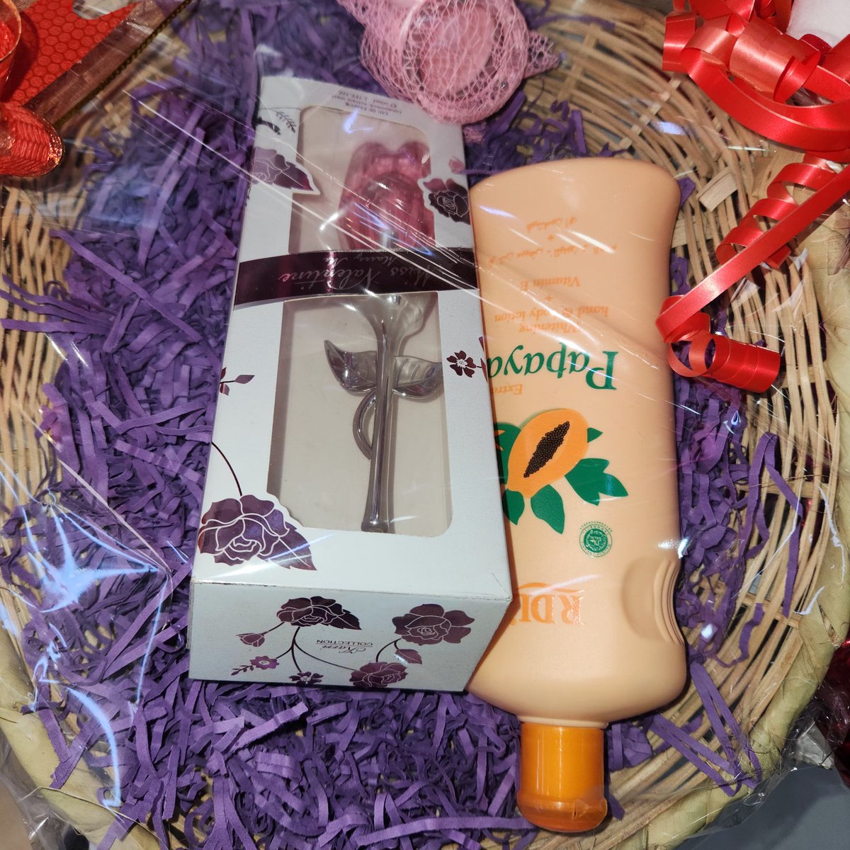 GardenCityNbi's tweet image. Love wrapped in perfection! 💝 Surprise your special someone with our exquisite Valentine’s gift hampers. ✨

#shopwiththebest @eternitygiftske  #timelessgifts
📍Garden City Mall
📞 0735004045