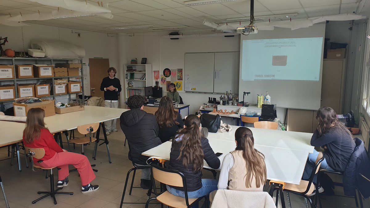 Intervention  ce matin de Paul et Alizée, deux anciens élèves de spé arts plastiques. Ils sont venus  présenter à des terminales et des premières  spé art et à des terminales STD2A leur DNMADE Textile à Cholet. Le DNMADE c'est accessible après un bac STD2A ou un bac général.