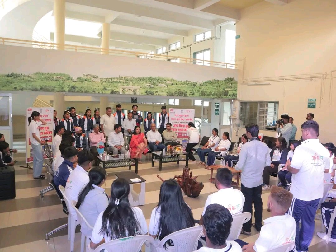 MYB_Jalgaon's tweet photo. Glimpses from the Inter-District Youth Exchange Programme at KBC NMU, Jalgaon (Mumbai-Jalgaon). Hon'ble MoS @khadseraksha interacted with participants, emphasizing youth engagement and leadership. 
#nykjalgaon #MYBharat 
@YASMinistry @mybharatgov @nyksindia @NYKS_maha_Goa https://t.co/4EgBxAIqDf