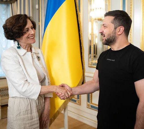 Oye <a href="/DeniseDresserG/">Denise Dresser</a> 

Aunque quites la banderita de Ucrania 🇺🇦 

Aunque escondas tu lado facho

Aunque inventes escenarios imaginarios 

Aunque hoy calles como momia 

Aunque bloquees a quienes te debatimos

Nunca se nos olvidará que fuiste cómplice de este neonazi y dictador