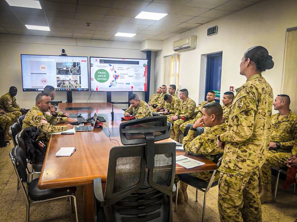 ejercito_COPER's tweet image. 📌#DISAN | En el Batallón de Infantería N.3 de Colombia, ubicado en la Península del Sinaí, se llevó a cabo una capacitación en Primeros Auxilios Psicológicos. Nuestro personal militar ha reforzado su capacidad para identificar y actuar ante los factores de riesgo en salud