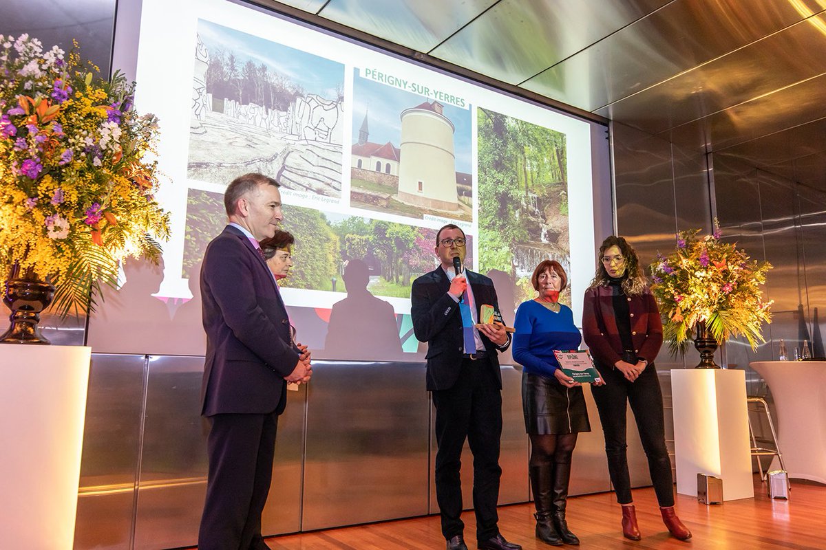 Olivier Capitanio (@ocapitanio94) on Twitter photo 🏆🌱 Remise des Prix Départementaux du Cadre de Vie 2023/2024 !
Un <a href="/valdemarne_94/">Val-de-Marne</a> ➕ vert et ➕ agréable à vivre, c’est notre engagement.
Bravo aux communes lauréates pour leurs actions en faveur du cadre de vie et de la transition écologique ! 🍃🌍
#CadreDeVie #VillesFleuries 🏆🌱 Remise des Prix Départementaux du Cadre de Vie 2023/2024 !
Un <a href="/valdemarne_94/">Val-de-Marne</a> ➕ vert et ➕ agréable à vivre, c’est notre engagement.
Bravo aux communes lauréates pour leurs actions en faveur du cadre de vie et de la transition écologique ! 🍃🌍
#CadreDeVie #VillesFleuries