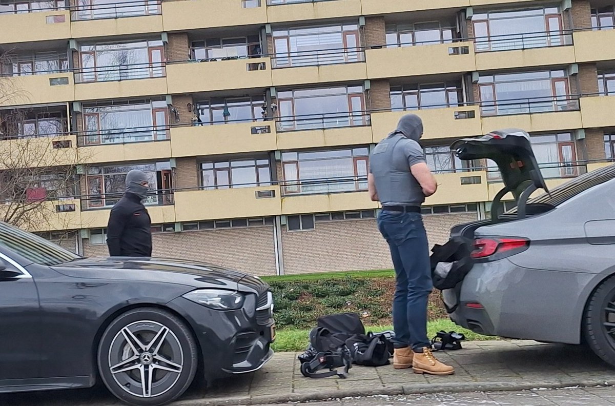 Arrestatieteam ingezet aan Aristotelesstraat in Apeldoorn