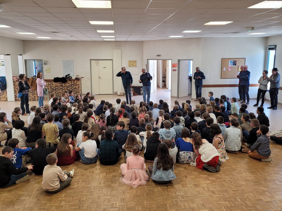 Ce vendredi à Tronget, 151 élèves de cycles 2 et 3 des écoles de Tronget, Besson et Bresnay se réunissaient pour la 2ème étape de la tournée des p'tits bals USEP 2025.
L'occasion d'un petit échange de cadeau avant le début des danses .
<a href="/DSDEN_03/">DSDEN Allier</a>