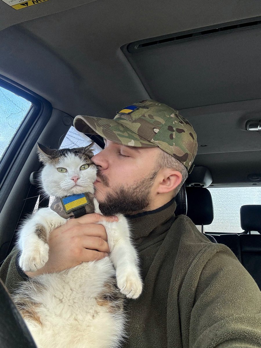 aliashukua's tweet image. Ми з Шайбіком🐈🇺🇦 вітаємо вас усіх з цим чудовим святом, з Днем Закоханих❤️, бажаємо вам знайти свою другу половинку якщо ще її не знайшли, кохати та бути коханими. Зустрічаємо з Шайбіком🐈🇺🇦 це свято знову на службі і знову в двох, але щиро віримо що можливо на наступний рік,…