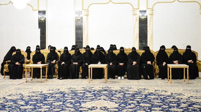 shm49049204431's tweet image. منظر يسر الناظر.. ويشرح الصدر والخاطر.. ويغيظ قلوب المنافقين أعداء #الحجاب والحشمة ومن يحاولون تشويه سمعة بنات السعودية. 
👇
ما شاء الله عليهن جمعن بين العلم والستر والحشمة وخدمة الدين والوطن.
الله 🤲 يحفظهن بحفظه، ويدم علينا نعمة الأمن والأمان، والستر والحشمة.