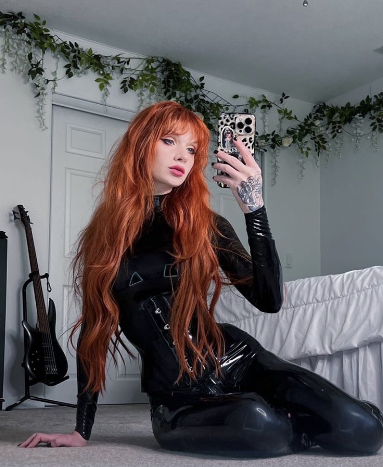 GoddessNissy's tweet image. Femdom , Monney slave , unterwürfig komm punkten und lass dich von den Schlampen dominieren.