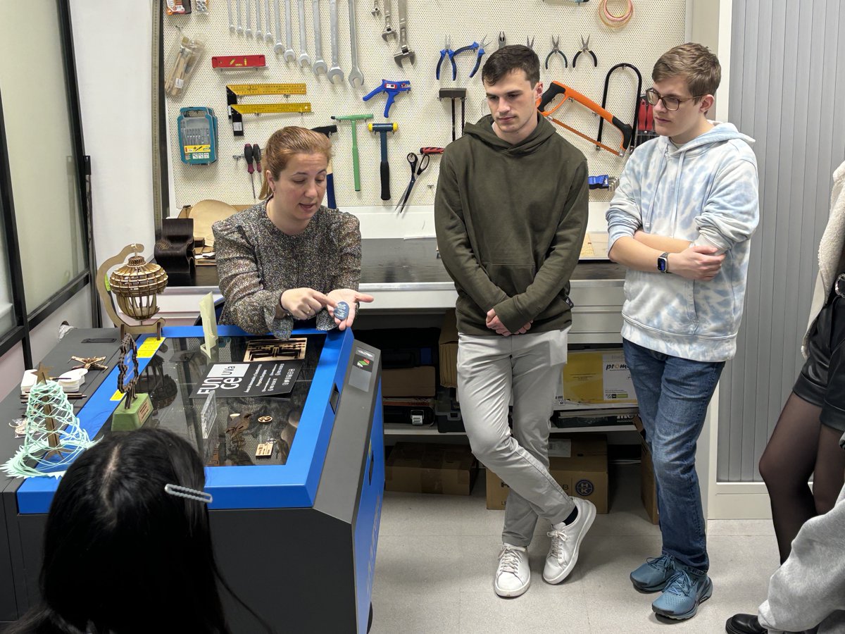 idiomasuva's tweet image. Gracias a Rut y Susana por enseñarnos cómo funciona el Fablab de la Universidad de #Valladolid.
Nuestros estudiantes de español han aprendido sobre los usos de este laboratorio de creación digital, y han expuesto sus propias ideas en un perfecto español. ¡Lo han hecho genial! 🔥