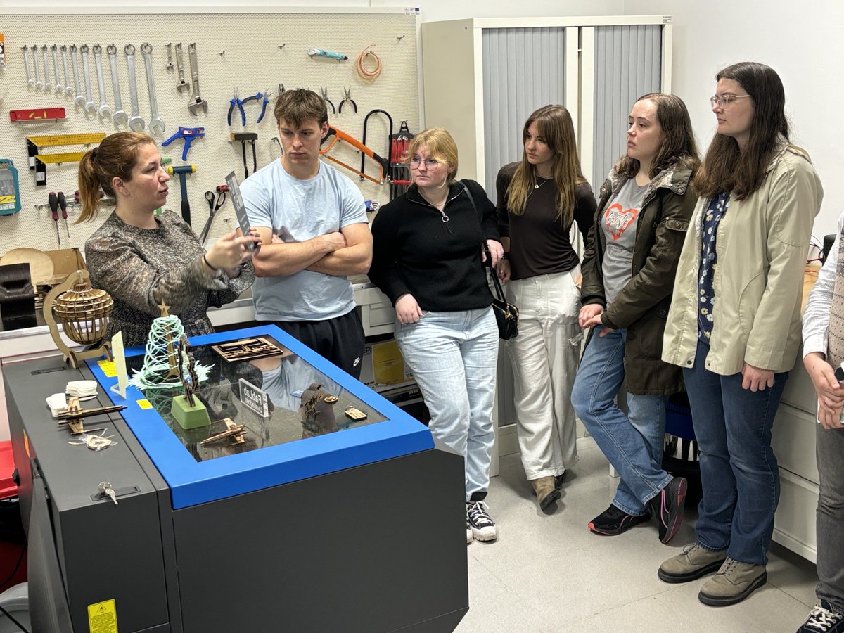 idiomasuva's tweet image. Gracias a Rut y Susana por enseñarnos cómo funciona el Fablab de la Universidad de #Valladolid.
Nuestros estudiantes de español han aprendido sobre los usos de este laboratorio de creación digital, y han expuesto sus propias ideas en un perfecto español. ¡Lo han hecho genial! 🔥