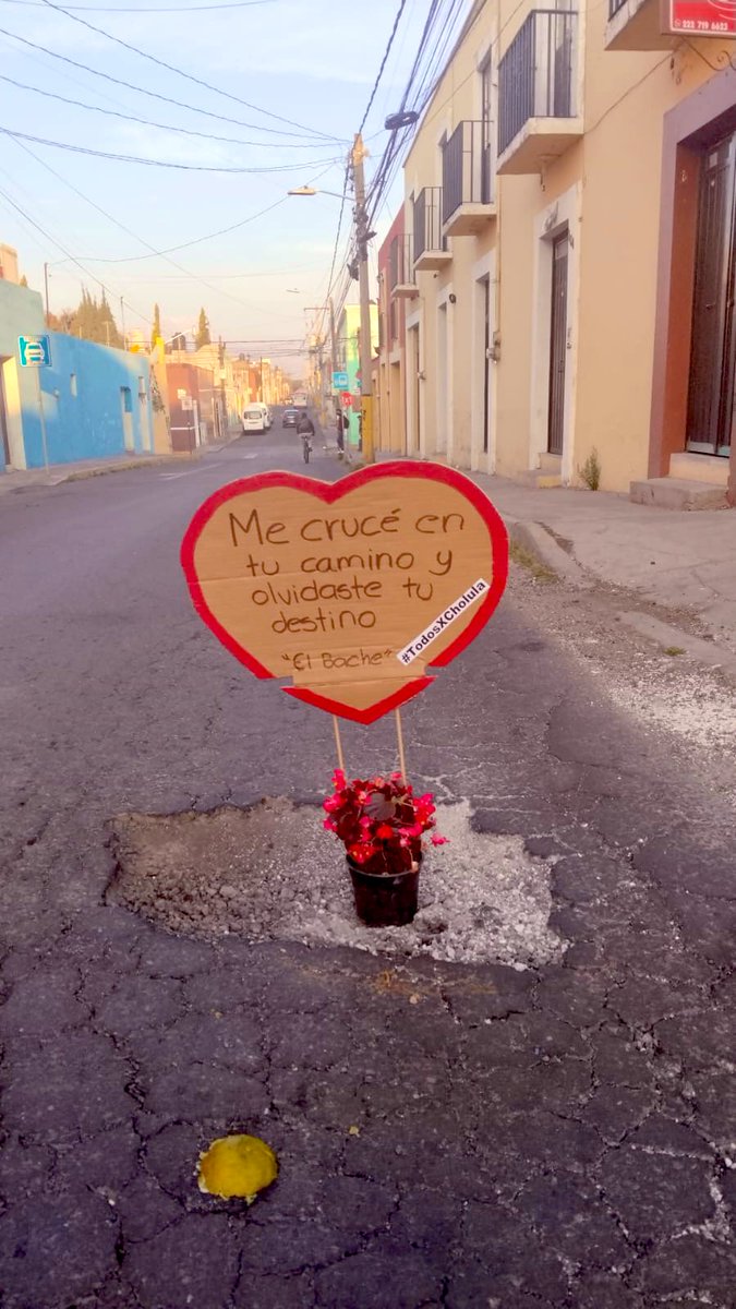 CholuLove's tweet photo. Protesta creativa en San Pedro #Cholula: con corazones de cartón y frases alusivas al #14defebrero, señalan el mal estado de las calles y la falta de atención a los baches en el municipio. #ValentinesDay https://t.co/YMRtE2fIUi