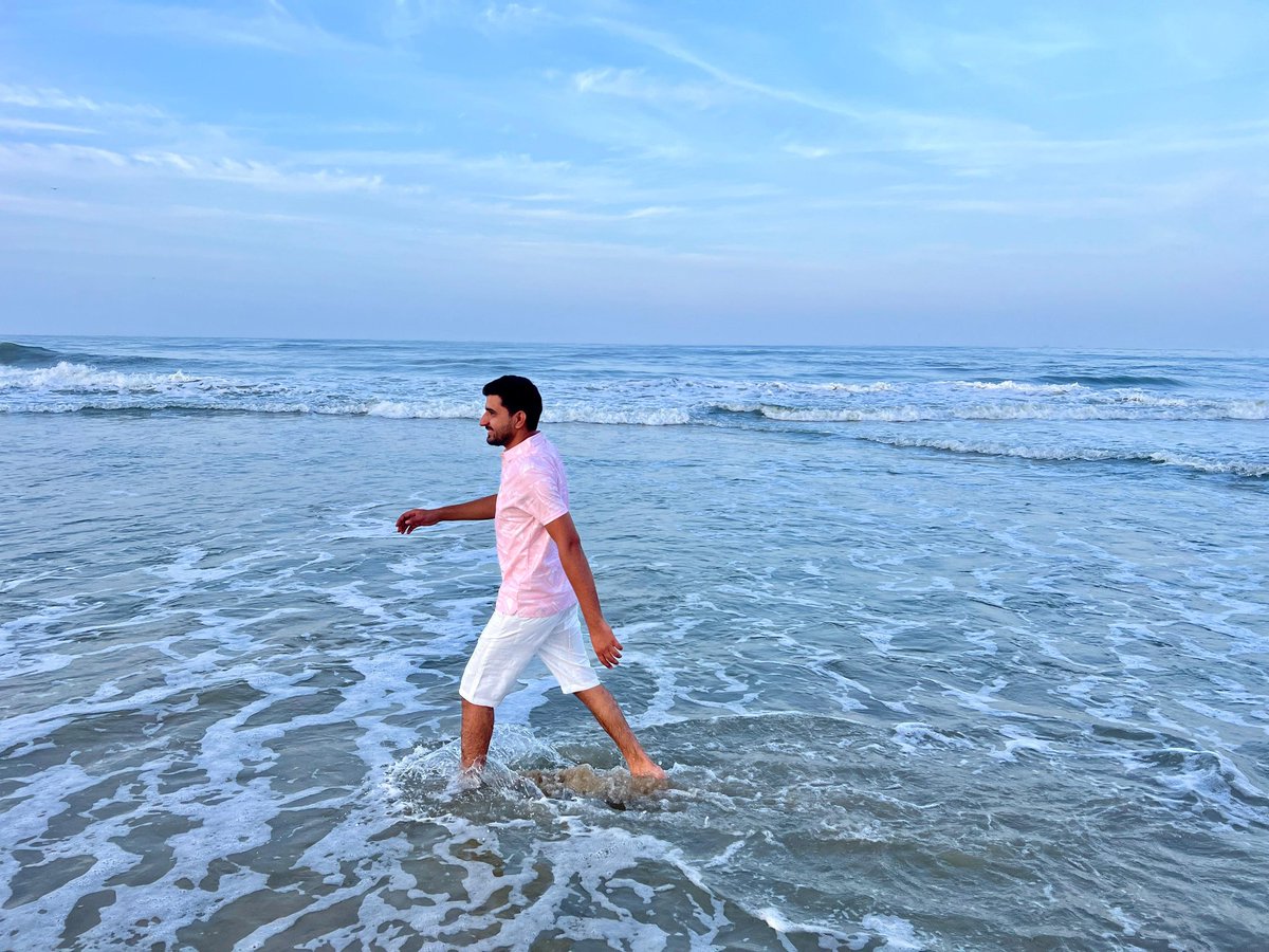 जिन्होंने तुम्हें बीच समंदर में ही छोड़ दिया, 
उन्हें ये जानने का हक़ नहीं कि तुम किनारे तक पहुँचे कि नहीं...!! #deeplines